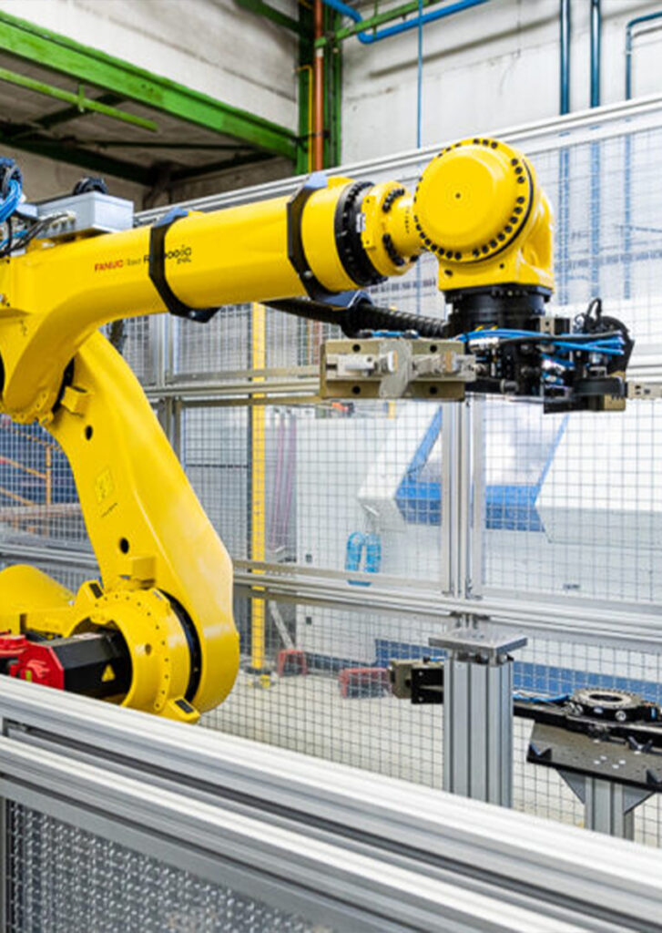 een invoerstation, een assemblagestation dat gebruikmaakt van verwarming en persen, een boorstation, een klinkstation en een uitvoerband